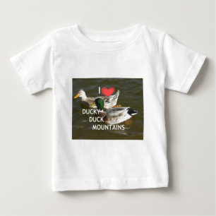 ダッキー(アヒルちゃん)ダック山。 ベビーTシャツ