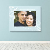 ダックエッグブルーホワイトフローラ写真テンプレート写真 キャンバスプリント (インサイチュ (ウッドフロア))