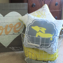 ダックスシュントをテーマにした子供部屋イエロー男女兼用 クッション