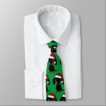 ダックスシュントSanta Black and Tan Wiener Dog Chrimas ネクタイ<br><div class="desc">サンタハットを着た黒とタンのダックシュントのアロバープリントを特徴とするフェスティバルの緑のネックタイで、あなたのワードローブにいくつかの休日の応援を追加。あなたはオフィスに向かうかどうかクリスマスのパーティーやフォーマルより多くの休日のイベントユニーク、この目を引くネックタイは確実に気づかせている。ウィナー愛犬家に最適！</div>