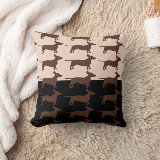ダックスフントが付いている黒いおよびベージュ装飾用クッション クッション (ブランケット)