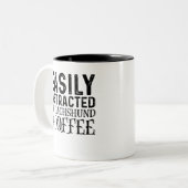 ダックスフントとコーヒーで気を取られる ツートーンマグカップ (正面左)