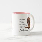 ダックスフントのお母さんのマグ ツートーンマグカップ (正面右)