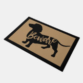 ダックスフントのウインナーのDoxieの黒いシルエットを用心して下さい ドアマット (アングル)