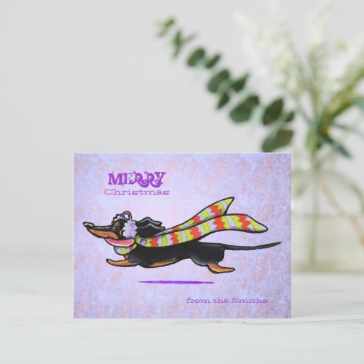 ダックスフントのストライプのな冬のスカーフのクリスマスのカスタム シーズンポストカード (スタンド正面)