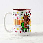 ダックスフントの弦楽三重奏のミュージシャンのマグ ツートーンマグカップ (左)