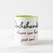 ダックスフントは…誰もちょうど1つを有することができます! コーヒー・マグ ツートーンマグカップ (中央)