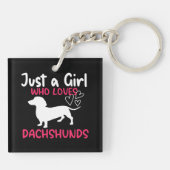 ダックスフントを愛する女の子にすぎない キーホルダー (裏面)