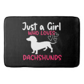 ダックスフントを愛する女の子にすぎない バスマット (正面)