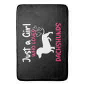 ダックスフントを愛する女の子にすぎない バスマット (正面縦)