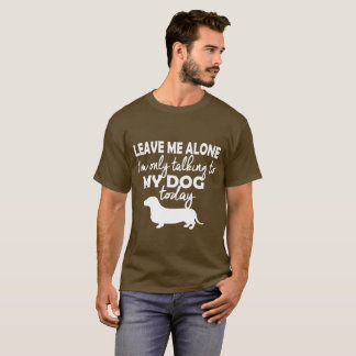 ダックスフント…私が私の犬にだけ話している Tシャツ
