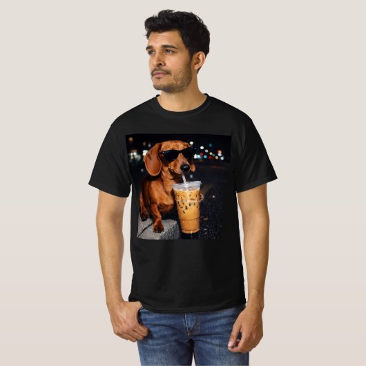 ダックスフンドがアイスコーヒーを飲む Tシャツ (正面フル)