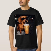 ダックスフンドがアイスコーヒーを飲む Tシャツ (正面)