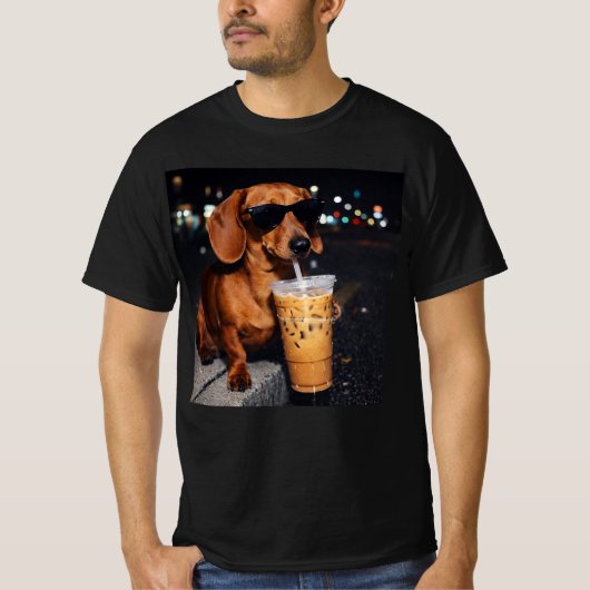 ダックスフンドがアイスコーヒーを飲む Tシャツ (正面)