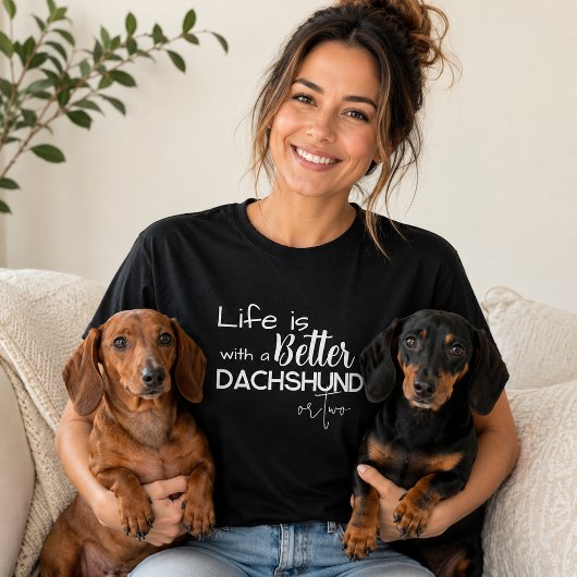 ダックスフンドが1匹、もしくは2匹いると生活が豊かになる Tシャツ