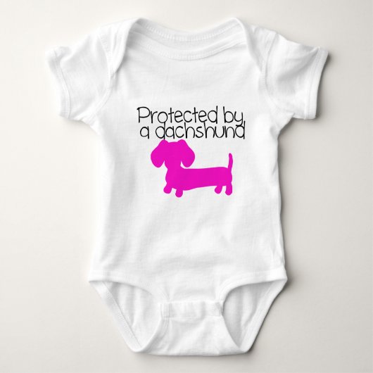 ダックスフンドに守られて (ピンク) ベビーボディスーツ (正面)