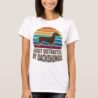 ダックスフンドに気を取られがち レトロな夕焼け 冗談グッズ Tシャツ