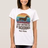 ダックスフンドに気を取られがち レトロな夕焼け 冗談デザイン Tシャツ (正面)