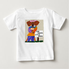 ダックスフンドのヒッピーちゃんが「Stay Trippy Little Hippie」サインと ベビーTシャツ