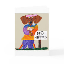 ダックスフンドのヒッピー「NO HIPPIES」サインの前に