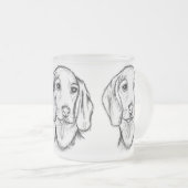 ダックスフンドの手描きスケッチ 黒白の仔犬 フロストグラスマグカップ (正面右)