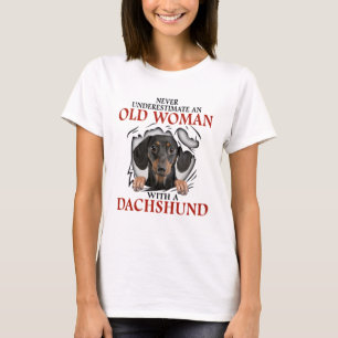 ダックスフンドを持つ老婆 Tシャツ