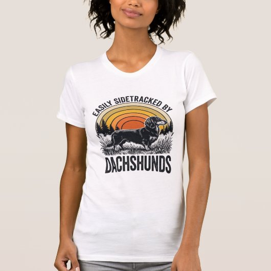 ダックスフンド愛好家Tシャツ 簡単に脇道にそれるレトロアート Tシャツ (正面)