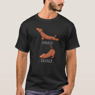 ダックスフンド ウィーナードッグ ヨガ 吸う 吐く ウィーナー サウ Tシャツ