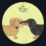 ダックスミスタントーキス | Christmas Wiener Dogs ラウンドシール<br><div class="desc">クリスマスのシーズンにプレゼントを封じる可愛いダシュントの愛素晴らし者のクリスマスステッカー。黒髪と黄褐色の長髪ドキシーと赤短髪のダシュントキスの下にミスタントー。オリジナル漫画ウインナソーセージ犬アートイラストレーションby ©Jenn Inashvili.この愛らしい犬のデザインをフィーチャーしたオリジナルギフトのためのジェンのドードルワールドを訪問。</div>