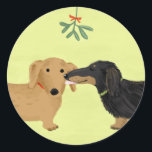ダックスミスタントーキス | Christmas Wiener Dogs ラウンドシール<br><div class="desc">クリスマスのシーズンにプレゼントを封じる可愛いダシュントの愛素晴らし者のクリスマスステッカー。黒髪と黄褐色の長髪ドキシーと赤短髪のダシュントキスの下にミスタントー。オリジナル漫画ウインナソーセージ犬アートイラストレーションby ©Jenn Inashvili.この愛らしい犬のデザインをフィーチャーしたオリジナルギフトのためのジェンのドードルワールドを訪問。</div>