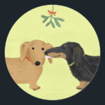 ダックスミスタントーキス | Christmas Wiener Dogs ラウンドシール<br><div class="desc">クリスマスのシーズンにプレゼントを封じる可愛いダシュントの愛素晴らし者のクリスマスステッカー。黒髪と黄褐色の長髪ドキシーと赤短髪のダシュントキスの下にミスタントー。オリジナル漫画ウインナソーセージ犬アートイラストレーションby ©Jenn Inashvili.この愛らしい犬のデザインをフィーチャーしたオリジナルギフトのためのジェンのドードルワールドを訪問。</div>
