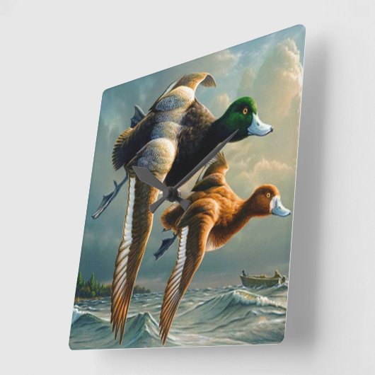 ダック飛んでいるは海と下の小さなボートを越えて スクエア壁時計 (傾斜)