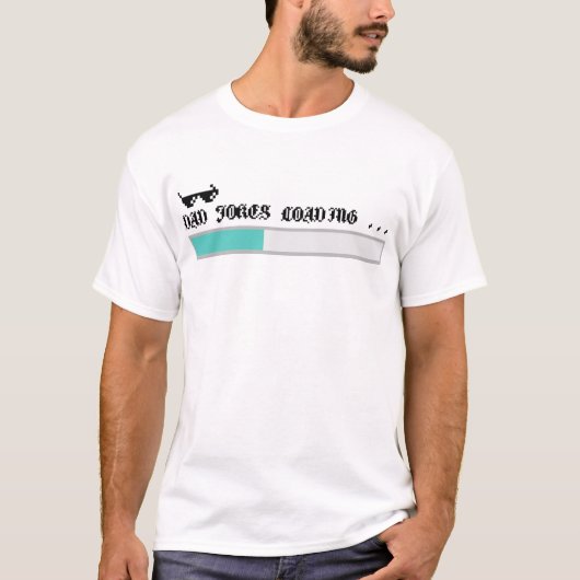 "ダッドジョーク読み込み中..." ピクセル文字デザイン Tシャツ (正面)