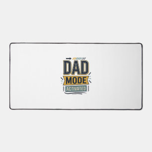 ダッドモード起動 レトロ彫刻Tシャツデザイン デスクマット