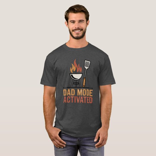 ダッドモード起動 | BBQキングジョーク Tシャツ (正面フル)