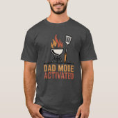 ダッドモード起動 | BBQキングジョーク Tシャツ (正面)