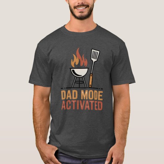 ダッドモード起動 | BBQキングジョーク Tシャツ (正面)