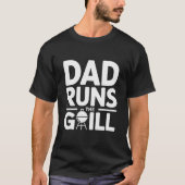 ダッド・ランズ・ザ・グリル ボールドBBQ Tシャツ (正面)