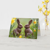 ダッフォジルを持つチョコレートのイースターバニー カード (黄色い花)
