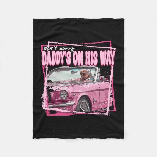 ダディおもしろいズホームトランプピンク2024テイクアメリカバ フリースブランケット (正面)