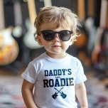 ダディパーソナライズされたズ・リトル・ローディ ベビーTシャツ<br><div class="desc">パパのリトル・ローディ – あなたのベビーはミュージシャンのパパを持っているか？こちら、彼/彼女のTシャツ：パパの小さなローディTシャツ。このウルトラロックンティーは、文字「パパの小さなローディ」と交差した2本のギターを備えている。パパという言葉を家族の中の誰がスターなのか変えろ。ロックンロールベビーに理想的な贈り物。このティーは私たちの赤ん素晴らし坊の服ロックベビーロックコレクションの一部である。私たち忘れの店でストップは、提供されている素晴らしいデザインをすべて見てはいけない。ロックオン!</div>