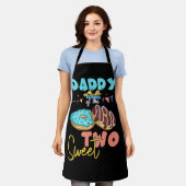 ダディースウィートツドーナツバースデーパーティーテーマガールDo エプロン (着用した状態)
