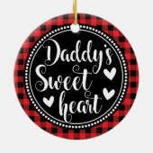 ダディーズスウィートアート小さな女の子レッドプレイド セラミックオーナメント (裏面)