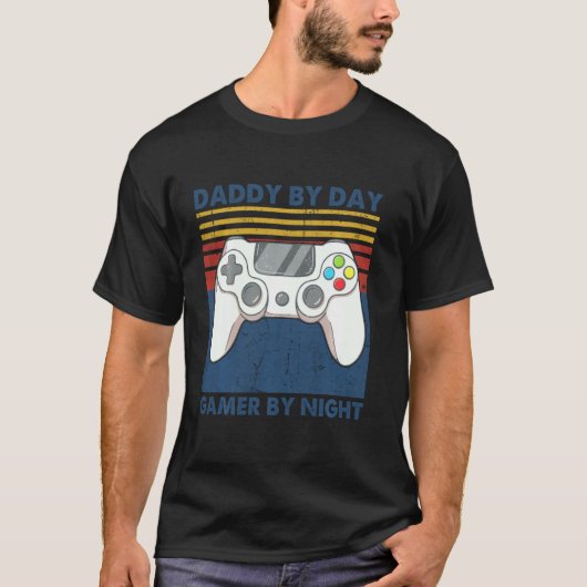 ダディーバイデイゲーマーバイナイトおもしろいパパ冗談ゲーム Tシャツ (正面)