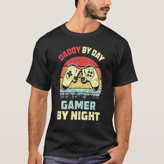 ダディーバイデイゲーマーバイナイト Tシャツ (正面)