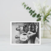 ダト・マンディと妻のフィリピン写真 ポストカード (スタンド正面)