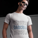 ダドキュラブルーハロウィン不気味- & おもしろいパパ Tシャツ<br><div class="desc">"Dadcula"ブルーTシャツでハロウィーンの精神を受け入れ、特に良い笑いと不気味な雰囲気を愛するパパのために設計！青い背景よくはしゃぐに不気味なレタリングを施したはっきりした「ダドクラ」デザインを搭載しクール、ハロウィーンのおもしろいに参加したいパパに最適なTシャツ。あなたはハローウィンパーティに着て、子供とのトリックまたはトリートメントを行うか、ちょうど季節のためにあなたの愛を示すかどうか、この快適でティースタイリッシュは、必需品である。ユーモア祝とパパスタイルのtouchとハロウィンしゃれている!</div>