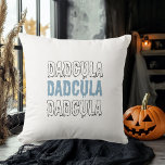 ダドキュラブルーハロウィーン不気味枕 – & おもしろい クッション<br><div class="desc">私たちの"Dadcula"ブルーハロウィーン枕であなたの家の装飾に不気味なおもしろいのtouchを追加！ハロウィーンの精神を受け入れることを愛するパパのために完璧な、この枕は青い背景に不気味なレタリングでよくはしゃぐ、はっきりした「ダドクラ」のデザインを備えクールている。あなたはの飾ハローウィンパーティのためか、単に生活宇宙にフェスティバルを追加するしゃれているか、この快適でスタイリッシュ枕は必需品である。ホー祝ルです寝心地の良い枕でハロウィンは、季節を愛するパパに最適！</div>