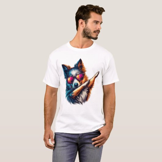 ダバングする犬のクールなアート Tシャツ (正面フル)