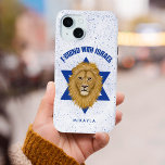 ダビデのイスラエル星と共に立つ。ユダの獅子 iPhone 15ケース<br><div class="desc">この電話スタイリッシュケースはイスラエルへの支援を示すことができる！ユダの手色彩の鮮やかの獅子は、青いの中でモダン、タイポグラフィの読「私はイスラエルと共に立つ」と並んで、焦点である。ライオンはダビデの星の上に中心を置き、白い背景に青い質感の（ばちゃばちゃ）跳ねるのデザインが外観をグランジ付ける。*Tracey Khalei/Orabellaプリントが制作した作品。</div>